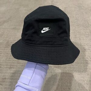 MENS NIKE BLACK BUCKET HAT